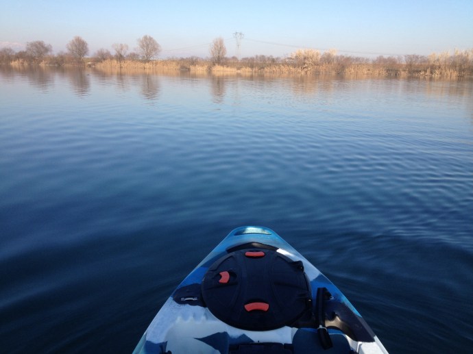 Vista del lago da bordo del kayak
