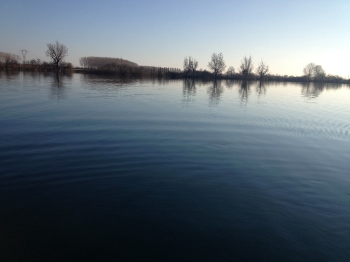 Vista del lago da bordo del kayak