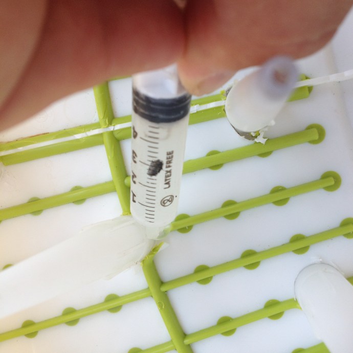 posizionamento del silicone attorno al cono, all'interno del Basket